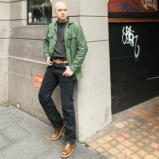 Grüne Shirtjacke kombinieren – 71 Herren Outfits: Paaren Sie eine grüne Shirtjacke mit dunkelgrauen Jeans für einen bequemen Alltags-Look. Fühlen Sie sich mutig? Vervollständigen Sie Ihr Outfit mit braunen Chelsea Boots aus Leder.