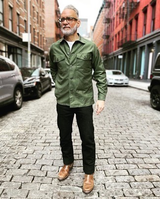 Braune Chelsea Boots aus Leder kombinieren – 500+ Herren Outfits: Kombinieren Sie eine olivgrüne Shirtjacke mit schwarzen Jeans, um mühelos alles zu meistern, was auch immer der Tag bringen mag. Braune Chelsea Boots aus Leder putzen umgehend selbst den bequemsten Look heraus.