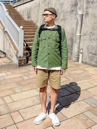 Welche Sportschuhe mit hellbeige Shorts zu tragen – 48 Casual Herren Outfits: Paaren Sie eine grüne Shirtjacke mit hellbeige Shorts für ein großartiges Wochenend-Outfit. Fühlen Sie sich ideenreich? Entscheiden Sie sich für Sportschuhe.