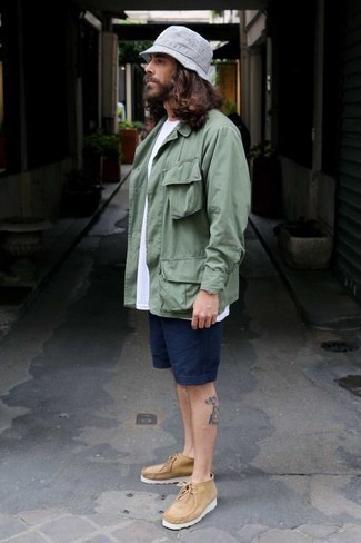 30 Jährige: Grüne Jacke kombinieren – 48 Casual Herren Outfits: Vereinigen Sie eine grüne Jacke mit dunkelblauen Shorts für ein bequemes Outfit, das außerdem gut zusammen passt. Ergänzen Sie Ihr Look mit beige Chukka-Stiefeln aus Segeltuch.