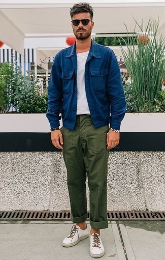 30 Jährige: Blaue Jacke kombinieren – 500+ Herren Outfits warm Wetter: Entscheiden Sie sich für eine blaue Jacke und eine olivgrüne Chinohose für Drinks nach der Arbeit. Fühlen Sie sich ideenreich? Vervollständigen Sie Ihr Outfit mit weißen Leder niedrigen Sneakers.
