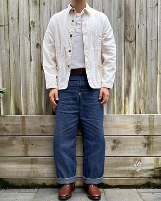 weiße Shirtjacke, weißes T-shirt mit einer Knopfleiste, dunkelblaue Jeans, dunkelbraune Lederfreizeitstiefel für Herren