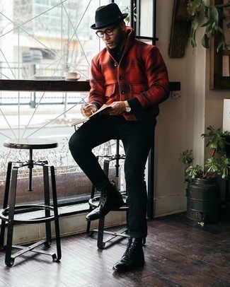 Hellbeige Uhr kombinieren – 500+ Herren Outfits: Für ein bequemes Couch-Outfit, vereinigen Sie eine rote und schwarze Shirtjacke mit Schottenmuster mit einer hellbeige Uhr. Setzen Sie bei den Schuhen auf die klassische Variante mit einer schwarzen Lederfreizeitstiefeln.