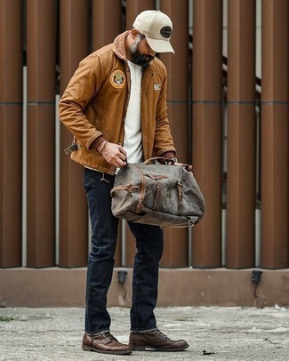 Dunkelgraue Reisetasche kombinieren – 21 Herren Outfits: Kombinieren Sie eine braune Shirtjacke mit einer dunkelgrauen Reisetasche für einen entspannten Wochenend-Look. Heben Sie dieses Ensemble mit einer dunkelbraunen Lederfreizeitstiefeln hervor.