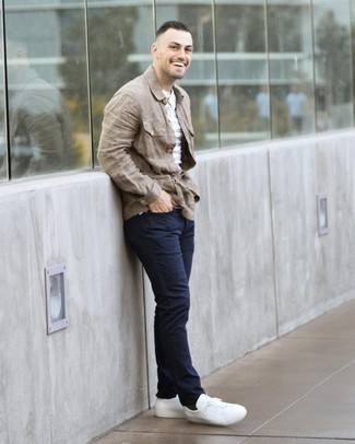 Braune Jacke kombinieren – 500+ Frühling Herren Outfits: Vereinigen Sie eine braune Jacke mit dunkelblauen Jeans für ein Alltagsoutfit, das Charakter und Persönlichkeit ausstrahlt. Ergänzen Sie Ihr Look mit weißen Segeltuch niedrigen Sneakers. Damit ist ein Outfit entstanden, das frühlingstauglich ist.