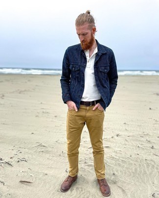 Beige Jeans kombinieren – 553+ Herren Outfits: Paaren Sie eine dunkelblaue Shirtjacke mit beige Jeans, um einen lockeren, aber dennoch stylischen Look zu erhalten. Eine braune Lederfreizeitstiefel sind eine großartige Wahl, um dieses Outfit zu vervollständigen.