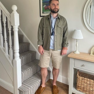 Hellbeige Shorts kombinieren – 500+ Herren Outfits: Kombinieren Sie eine olivgrüne Shirtjacke mit hellbeige Shorts für ein großartiges Wochenend-Outfit. Fühlen Sie sich ideenreich? Ergänzen Sie Ihr Outfit mit braunen Wildleder Slippern.