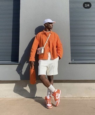 Orange T-shirt mit einer Knopfleiste kombinieren – 12 Herren Outfits: Kombinieren Sie ein orange T-shirt mit einer Knopfleiste mit weißen Sportshorts für einen entspannten Wochenend-Look. Orange hohe Sneakers aus Leder fügen sich nahtlos in einer Vielzahl von Outfits ein.