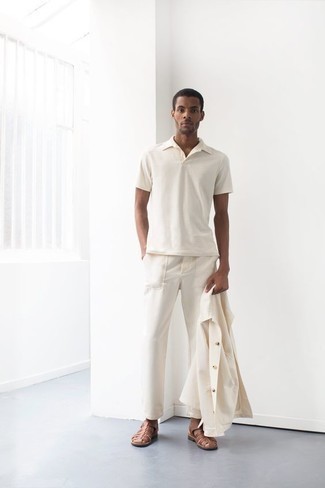 Dunkelbraune Ledersandalen kombinieren – 217 Herren Outfits: Entscheiden Sie sich für eine weiße Shirtjacke und eine weiße Chinohose, um einen eleganten, aber nicht zu festlichen Look zu kreieren. Dunkelbraune Ledersandalen verleihen einem klassischen Look eine neue Dimension.