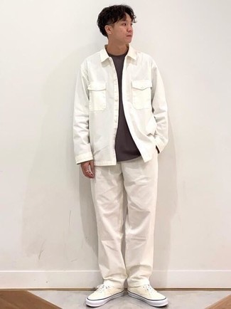 Weiße Hose kombinieren – 500+ Casual Herren Outfits: Kombinieren Sie eine weiße Shirtjacke mit einer weißen Hose, um einen modischen Freizeitlook zu kreieren. Fühlen Sie sich ideenreich? Vervollständigen Sie Ihr Outfit mit weißen Segeltuch niedrigen Sneakers.