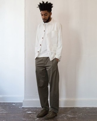 30 Jährige: Dunkelgraue Chinohose kombinieren – 500+ Herren Outfits warm Wetter: Kombinieren Sie eine weiße Shirtjacke mit einer dunkelgrauen Chinohose, um einen eleganten, aber nicht zu festlichen Look zu kreieren. Suchen Sie nach leichtem Schuhwerk? Entscheiden Sie sich für olivgrünen Segeltuch niedrige Sneakers für den Tag.