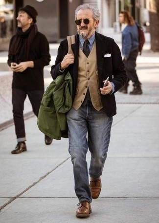 50 Jährige: Graue Jeans kombinieren – 1 Elegante Herbst Herren Outfits: Kombinieren Sie eine dunkelgrüne Shirtjacke mit grauen Jeans für ein Alltagsoutfit, das Charakter und Persönlichkeit ausstrahlt. Fühlen Sie sich ideenreich? Ergänzen Sie Ihr Outfit mit braunen Leder Derby Schuhen. Ein cooler Look für die Übergangszeit.