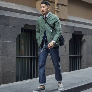 Mintgrüne Shirtjacke kombinieren – 71 Herren Outfits: Kombinieren Sie eine mintgrüne Shirtjacke mit dunkelblauen Jeans für ein Alltagsoutfit, das Charakter und Persönlichkeit ausstrahlt. Fühlen Sie sich mutig? Komplettieren Sie Ihr Outfit mit grauen Segeltuch niedrigen Sneakers.