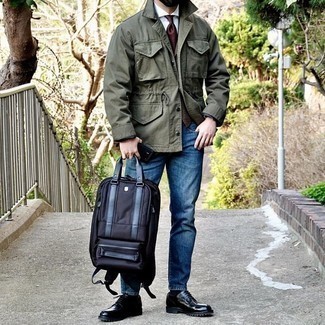 Dunkelblauen Segeltuch Rucksack kombinieren – 163 Herren Outfits: Halten Sie Ihr Outfit locker mit einer olivgrünen Shirtjacke und einem dunkelblauen Segeltuch Rucksack. Fühlen Sie sich ideenreich? Wählen Sie schwarzen Leder Derby Schuhe.