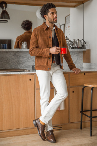 Braune Leder Brogues kombinieren – 500+ Herren Outfits: Vereinigen Sie eine braune Shirtjacke aus Wildleder mit weißen Jeans für ein sonntägliches Mittagessen mit Freunden. Schalten Sie Ihren Kleidungsbestienmodus an und machen braunen Leder Brogues zu Ihrer Schuhwerkwahl.