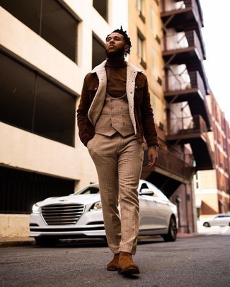 Braunen Pullover kombinieren – 1200+ Herren Outfits: Kombinieren Sie einen braunen Pullover mit einer beige Anzughose mit Karomuster, um einen modischen Freizeitlook zu kreieren. Fühlen Sie sich mutig? Komplettieren Sie Ihr Outfit mit braunen Chelsea Boots aus Wildleder.