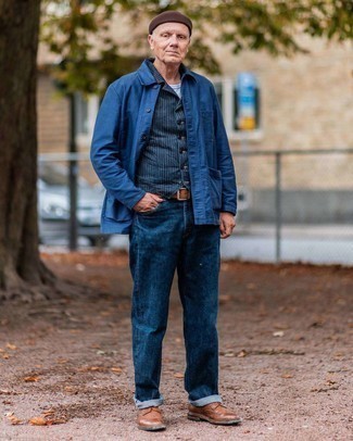 Blaue vertikal gestreifte Weste kombinieren – 36 Herren Outfits: Vereinigen Sie eine blaue vertikal gestreifte Weste mit dunkelblauen Jeans, um einen modischen Freizeitlook zu kreieren. Fühlen Sie sich mutig? Ergänzen Sie Ihr Outfit mit braunen Leder Brogues.