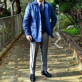 Blaues Zweireiher-Sakko kombinieren – 155 Elegante Herbst Herren Outfits: Tragen Sie ein blaues Zweireiher-Sakko und eine graue Anzughose für einen stilvollen, eleganten Look. Wenn Sie nicht durch und durch formal auftreten möchten, entscheiden Sie sich für schwarzen Leder Derby Schuhe. Dieses Outfit ist perfekt für den Herbst und gefallen uns sehr gut.