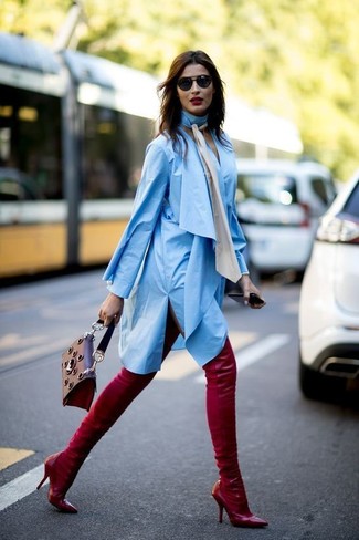 Rote Overknee Stiefel aus Wildleder kombinieren – 26 Damen Outfits: Um einen schlichten aber glamurösen Look zu erreichen, wahlen Sie ein hellblaues Shirtkleid. Vervollständigen Sie Ihr Look mit roten Overknee Stiefeln aus Wildleder.