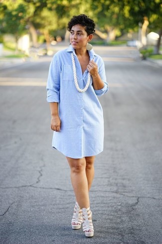 Hellblaues vertikal gestreiftes Shirtkleid kombinieren – 4 Damen Outfits: Entscheiden Sie sich für ein hellblaues vertikal gestreiftes Shirtkleid, um ein müheloses Outfit zu erzielen. Komplettieren Sie Ihr Outfit mit weißen Leder Sandaletten.