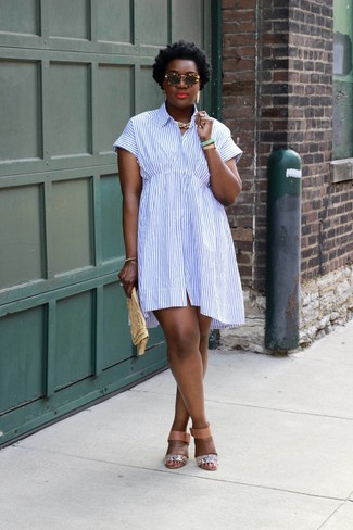 Weißes und blaues Shirtkleid kombinieren – 19 Smart-Casual Sommer Damen Outfits: Erwägen Sie das Tragen von einem weißen und blauen Shirtkleid, um einen super entspannten, aber dennoch stilsicheren Look zu schaffen. Braune Leder Sandaletten mit Schlangenmuster sind eine kluge Wahl, um dieses Outfit zu vervollständigen. Ein perfekter Look für den Sommer, oder?
