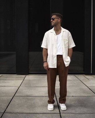 Wie Kurzarmhemd mit Trägershirts zu kombinieren – 236 Herren Outfits