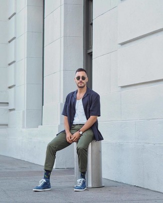 Wie Kurzarmhemd mit Trägershirts zu kombinieren – 236 Herren Outfits