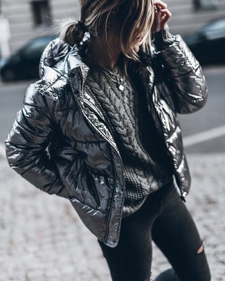 Lässige kühl Wetter Outfits Damen 2024: Um eine super entspannte und schöne Silhouette zu formen, paaren Sie eine silberne Daunenjacke mit schwarzen engen Jeans mit Destroyed-Effekten.
