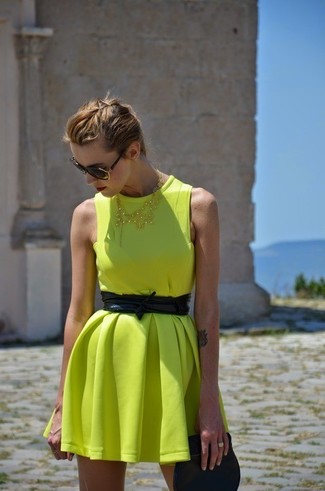 Schwarze Clutch kombinieren – 351 Sommer Damen Outfits: Vereinigen Sie ein gelbes Skaterkleid mit einer schwarzen Clutch für ein bequemes Alltags-Outfit, das außerdem gut zusammen passt. Dieses Outfit ist super prakitsch an Sommerabenden.