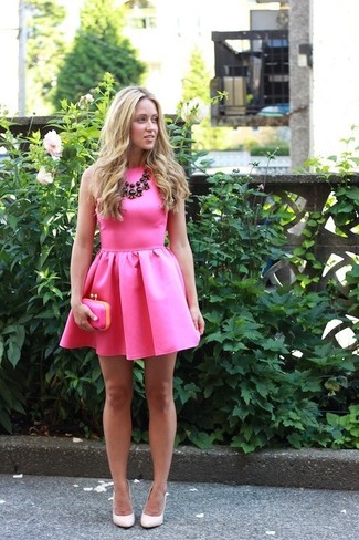 Rosa Clutch kombinieren – 133 Damen Outfits: Die Kombination aus einem fuchsia Skaterkleid und einer rosa Clutch schafft die perfekte Balance zwischen einem Freizeit-Look und zeitgenössische Schick. Hellbeige Leder Pumps sind eine großartige Wahl, um dieses Outfit zu vervollständigen.