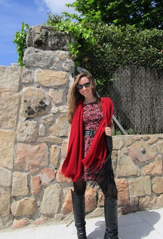 Roten Schal kombinieren – 176 Damen Outfits: Um einen stilvollen Freizeit-Look zu erzeugen, probieren Sie diese Paarung aus einem roten Skaterkleid mit Blumenmuster und einem roten Schal. Fühlen Sie sich mutig? Wählen Sie schwarzen kniehohe Stiefel aus Leder.