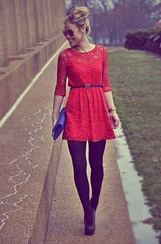 Dunkelblaue Taschen kombinieren – 382 Damen Outfits: Tragen Sie ein rotes Spitze Skaterkleid zu dunkelblauen Taschen, um ein interessantes Alltags-Outfit zu erzielen. Schwarze Wildleder Pumps sind eine ideale Wahl, um dieses Outfit zu vervollständigen.