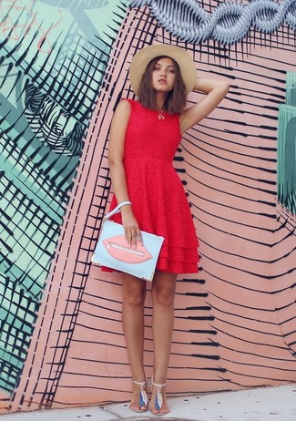 Türkise Taschen kombinieren – 168 Damen Outfits: Beherrschen Sie den mühelosen super entspannten Stil mit einem roten Spitze Skaterkleid und türkisen Taschen. Hellbeige Zehentrenner sind eine ideale Wahl, um dieses Outfit zu vervollständigen.