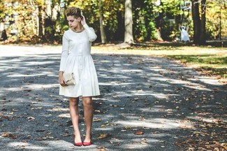 Weißes Skaterkleid kombinieren – 71 Damen Outfits: Erwägen Sie das Tragen von einem weißen Skaterkleid für einen großartigen Casual-Look. Rote Wildleder Pumps fügen sich nahtlos in einer Vielzahl von Outfits ein.