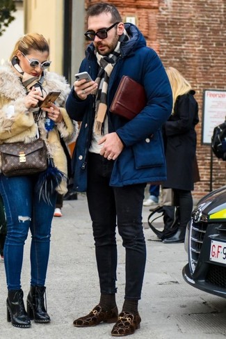 Wie enge Jeans mit Slipper zu kombinieren – 21 Herren Outfits kühl Wetter
