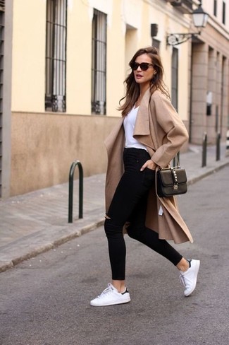 Schwarze Jeans mit Destroyed-Effekten kombinieren – 362 Damen Outfits: Um einen super entspannten Alltags-Look zu kreieren, können Sie zu einem beige Staubmantel einen beige Staubmantel tragen. Ergänzen Sie Ihr Look mit weißen niedrigen Sneakers.