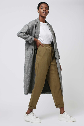 Chinohose kombinieren – 169 Damen Outfits: Um einen modischen, lockeren Look zu schaffen, entscheiden Sie sich für einen grauen Staubmantel und eine Chinohose. Komplettieren Sie Ihr Outfit mit weißen Leder niedrigen Sneakers.