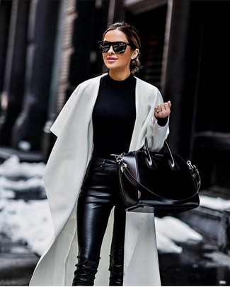 weißer Staubmantel, schwarzer Pullover mit einem Rundhalsausschnitt, schwarze enge Hose aus Leder, schwarze Shopper Tasche aus Leder für Damen