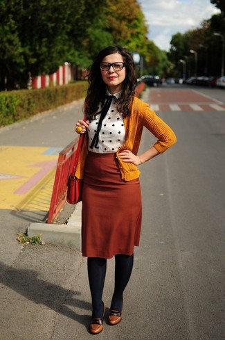 Gelben Pullover kombinieren – 179 Damen Outfits: Um ein entspanntes Outfit zu erzeugen, sind ein gelber Pullover und ein rotbrauner Bleistiftrock ganz prima geeignet. Braune Leder Pumps sind eine gute Wahl, um dieses Outfit zu vervollständigen.