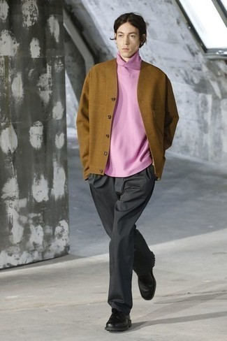 Braunen Pullover kombinieren – 1200+ Herren Outfits: Tragen Sie einen braunen Pullover und einen rosa Rollkragenpullover, um einen eleganten, aber nicht zu festlichen Look zu kreieren. Fühlen Sie sich mutig? Entscheiden Sie sich für schwarzen klobigen Leder Derby Schuhe.