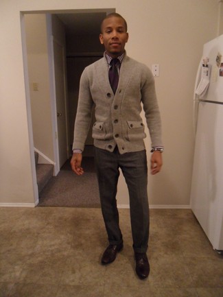 graue Strickjacke, lila Businesshemd mit Vichy-Muster, dunkelgraue Wollanzughose, dunkelbraune Leder Derby Schuhe für Herren