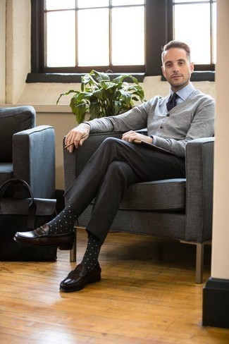Graue Strickjacke kombinieren – 500+ Herren Outfits: Kombinieren Sie eine graue Strickjacke mit einer dunkelgrauen Anzughose, um vor Klasse und Perfektion zu strotzen. Ergänzen Sie Ihr Look mit dunkelbraunen Leder Slippern.