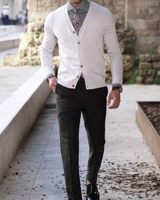 Weiße Strickjacke kombinieren – 4 Elegante Herren Outfits warm Wetter: Kombinieren Sie eine weiße Strickjacke mit einer dunkelgrauen Anzughose für eine klassischen und verfeinerte Silhouette. Komplettieren Sie Ihr Outfit mit schwarzen Doppelmonks aus Leder.