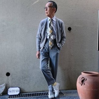 Graue Strickjacke kombinieren – 500+ Herren Outfits: Paaren Sie eine graue Strickjacke mit einer blauen Anzughose für einen stilvollen, eleganten Look. Fühlen Sie sich ideenreich? Wählen Sie grauen Segeltuch niedrige Sneakers.