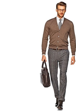 Braune Leder Aktentasche kombinieren – 447 Herren Outfits: Für ein bequemes Couch-Outfit, kombinieren Sie eine braune Strickjacke mit einer braunen Leder Aktentasche. Fühlen Sie sich ideenreich? Vervollständigen Sie Ihr Outfit mit einer braunen Lederfreizeitstiefeln.