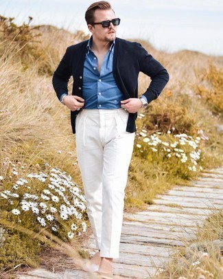 Blaue Strickjacke kombinieren – 500+ Herren Outfits: Entscheiden Sie sich für eine blaue Strickjacke und eine weiße Anzughose für eine klassischen und verfeinerte Silhouette. Beige Wildleder Slipper fügen sich nahtlos in einer Vielzahl von Outfits ein.