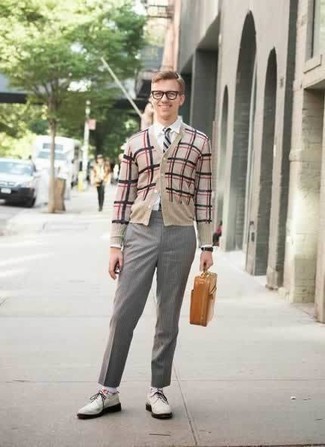 Graue horizontal gestreifte Krawatte kombinieren – 77 Herren Outfits: Kombinieren Sie eine beige Strickjacke mit einer grauen horizontal gestreiften Krawatte für einen stilvollen, eleganten Look. Dieses Outfit passt hervorragend zusammen mit weißen Leder Derby Schuhen.