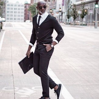 Wie schwarze Turnschuhe mit schwarzen Pullovers zu kombinieren – 128 Smart-Casual Herren Outfits: Kombinieren Sie einen schwarzen Pullover mit einer schwarzen Chinohose für ein Alltagsoutfit, das Charakter und Persönlichkeit ausstrahlt. Bringen Sie die Dinge durcheinander, indem Sie schwarzen Turnschuhe mit diesem Outfit tragen.