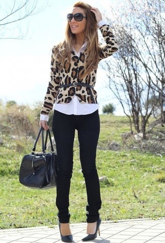 Pullover mit Leopardenmuster kombinieren – 43 Damen Outfits: Um ein lockeres Outfit zu erzeugen, sind ein Pullover mit Leopardenmuster und schwarze enge Jeans ganz prima geeignet. Komplettieren Sie Ihr Outfit mit schwarzen Leder Pumps.