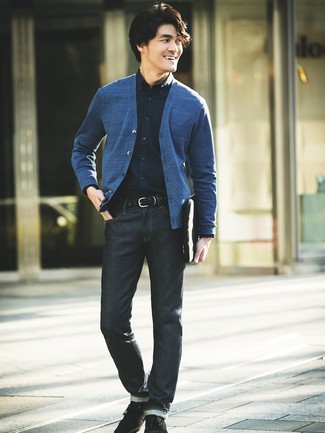 Schwarzen geflochtenen Ledergürtel kombinieren – 202 Herren Outfits: Kombinieren Sie eine blaue Strickjacke mit einem schwarzen geflochtenen Ledergürtel für einen entspannten Wochenend-Look. Fühlen Sie sich ideenreich? Vervollständigen Sie Ihr Outfit mit schwarzen Chukka-Stiefeln aus Wildleder.